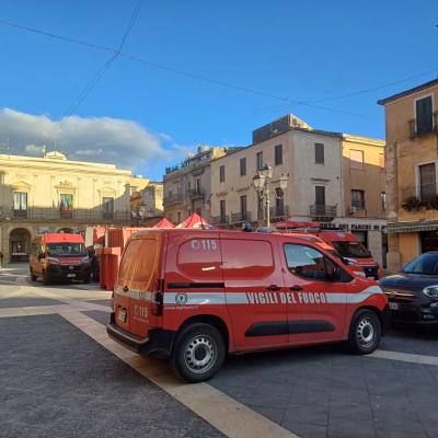La piazza trasformata in centro operativo